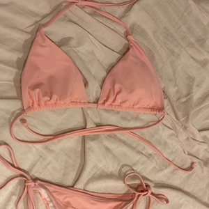 Bikini - Helt ny oanvänd rosa bikini från shein, hygienskydd är kvar, pris kan diskuteras men köparen står för frakt (vet inte om frakten blir de som står, kan bli mindre)