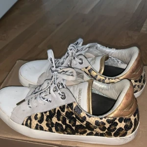 Zadig skor - Säljer mina så fina zadigskor! Jättefina men tyvärr för små för mig. Köpta för 2700kr på zadigbutiken och säljer för 500kr❤️