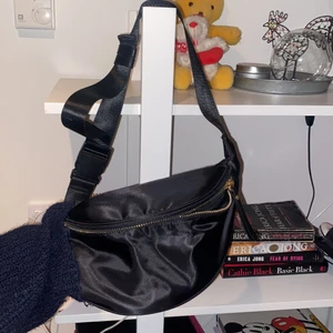 Väska  - Säljer denna oanvända väska! Orginalpris: 399kr Säljer för 200kr