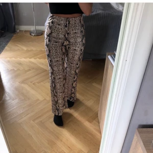 Tygbyxor med snakeprint  - Snakeprint tygbyxor från ginatricot i strl. S (passar även xs)  Superfina och jättesköna men kommer tyvärr inte till användning. Använda fåtal gånger och är i bra skick.