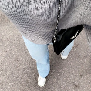 Ribcage wide - Levi’s⚡️ - Säljer mina älskade Levis jeans som sitter som en smäck! (Nypris ca 1200kr) Passar mig perfekt som är ca 175⚡️ Fler bilder kan fås vid intresse! Köparen står för frakt🥰
