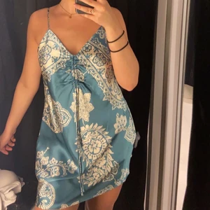 Silke klänning  - Säljer denna nya silke klänningen då den inte kommer komma till användning. Prislapp finns kvar. Köpt för 400kr, frakt kostar 40kr