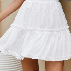 Sommar kjol - Säljer denna jättefina kjolen från Shein då den är för stor för mig💓Väldigt bra skick och har ändast provat den en gång💓För mer bilder kom privat💓