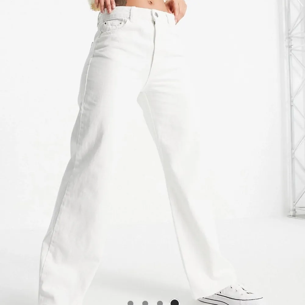 Helt nya! Bara provade! Säljer då jag redan har flera vita jeans. Superskönt och fina. Säljer för 170kr exkl frakt men kan tänka mig att sänka vid snabb affär❤️ perfekt längd på mig som är ca 170, dom går dock lätt att klippa upp för önskad längd . Jeans & Byxor.