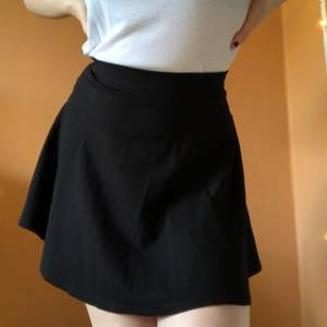 Svart kjol från HM i klassisk modell. Fint skick, använd sparsamt! 