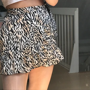 Mönstrad kjol - Mönstrad kjol från Boohoo, strl 32/34. Pris 70kr +frakt 💕