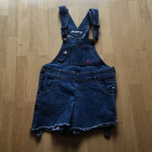 Kort jeans jumpsuit  - I mycket bra skick och passar xs- s och sitter jätte perfekt. Finns fler bilder 