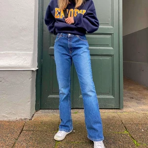 Vintage Levis 517 - Skit snygga vintage Levis med low waist och bootcut ofc😝 midjemåttet är: 40 cm och innersöm: 75 cm! Jag är bara 1,63 cm lång så dessa är rätt stora på mig, brukar också ha storlek XS/S på byxor och då är dom lite stora i midjan. Älskar slitningen på dessa speciellt när man vet att det är äkta✨