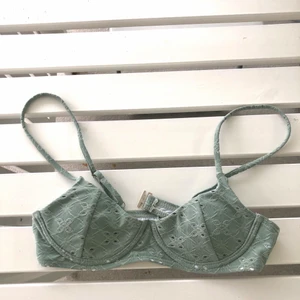 Superfin bikitopp! - Supersnygg bikinitopp i en lite svagare grön somrig färg. Tycker om den jättemycket men tyvärr är den för liten för mig. Den är i storlek S men passar som en XS. Jag står för frakten ♡ 