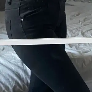 Svarta fina jeans med kanten utsvängd 