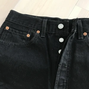 Svarta levisshorts - W31, skulle säga att det motsvarar storlek M eller 38/40. Jättefina shorts som tyvärr inte används eftersom dom är lite för stora för mig. 