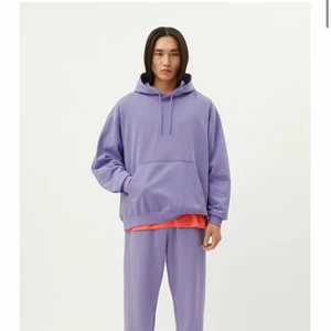 Hoodie - Säljer min fina, sköna och snygga hoodie! Ifrån weekday💜 Kommer inte till använding tyvärr! Knappt använd !! Nypris är 350kr säljer för 150kr vid snabb affär! Storlek S (oversize sitter som på modellen) 