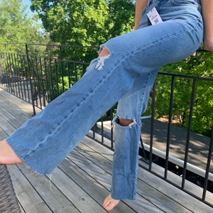 Stradivarius ripped straight jeans strl 36 - Jeans med vida ben och slitningar från stradivarius i storlek 36. Aldrig använda så i nyskick. Säljer då de inte var rätt storlek för mig. Köparen står för frakt!😊