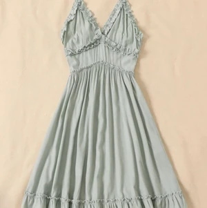 Grön/blå klänning (never worn) - Klänning från shein som inte passade mig, ger cottagecore vibes, aldrig använd orginal priset var 149kr