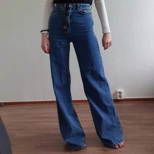 Nyköpta stradivarius jeans i wide leg modell, bara provade med lapparna kvar! Storlek 32 dvs xs 🌸 Hämtas i Lund eller så står köparen för frakt! Är bara i lund till 3e juni däremot så vill man ha jeansen innan sommarn är det lite brådis 😎