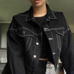 Jacka  - Svart tunn kroppad jacka köpt på hm för längesen, fint skick och knappt använd ☺️☺️perfekt till en kallare sommarkväll!!