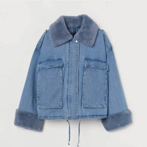 Hm jacka - Säljer denna superpopulära slutsålda HM-jackan! Passar jättebra även nu till sommaren på kvällarna, så snygg! Strl M-L men passar mig som är en S. Använd Max 5 ggr så i nyskick❤️