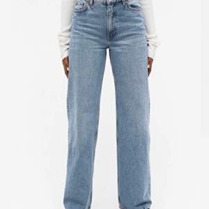 Ett par jeans från monki i modellen Yoko i färgen mid blir. Storlek 25. Begagnat men fint skick och inga märken eller liknande. Kan mötas upp i Stockholm eller frakta, tar endast swish :)