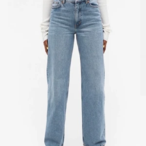 Yoko mid blue jeans - Ett par jeans från monki i modellen Yoko i färgen mid blir. Storlek 25. Begagnat men fint skick och inga märken eller liknande. Kan mötas upp i Stockholm eller frakta, tar endast swish :)