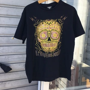 Söt vintage unisex t.shirt  - I mycket bra skick och passar till båda kön då jag vet inte vilken märke den är eftersom jag köpte den i sekondhand.Finns fler bilder och kopare står på frakt .sitter som över size 