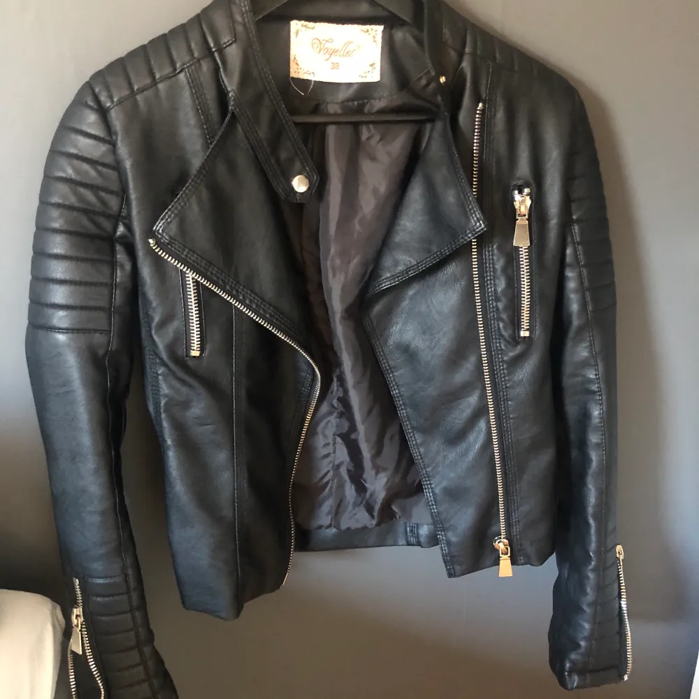 Moto jacket black från chiquelle. Säljer den för att den är för liten för mig. Knappt använd i fint skick. Stl 36. Köpte för 699kr, säljer för 300kr🥰. Jackor.