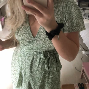 Grön sommarklänning  - Jättefin grön blommig sommarklänning, aldrig använd 