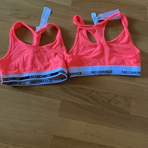 2 sportbehåar - 2 sportbehåar båda  för 100 kr