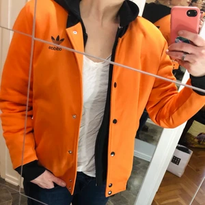 Adidas jacka/tröja bomber  - Endast testad. Hängt i garderoben i 2 år. Så helt tipptopp skick. Säljer den för 449 kr. Ny pris va runt 1100 .  Kan skickas 