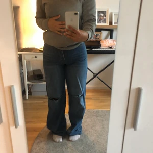Jeans storlek S - Jeans jag beställt men är för långa om benen. Dom är annars sköna och baggy, sitter fint. Fickorna är lite små i min smak men älskar färgen på jeansen.