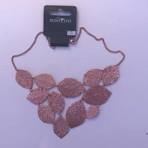 Montini Halsband ”Roseguld” - Jättefint och coolt halsband i ”roseguld”. Finns massa olika alternativ för storlek/längd! Har aldrig använt och kommer inte till användning. Orginalpris är 98kr, men säljer för 15!!
