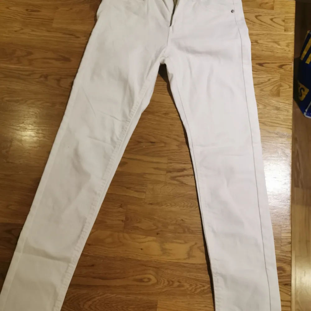 Vita jeans, storlek 158.                                                 (Hund finns i hemmet) . Jeans & Byxor.