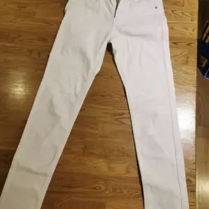 Vita jeans, storlek 158.                                                 (Hund finns i hemmet) 