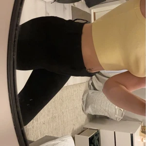 Kostymbyxor  - Ett par jättefina kostymbyxor från zara som sitter jättefint men har ledsnat på dem. Dem sitter tightare runt midjan, rumpan och låren men börjar bli lösare ovanför knäna, inte bootcut med nästan