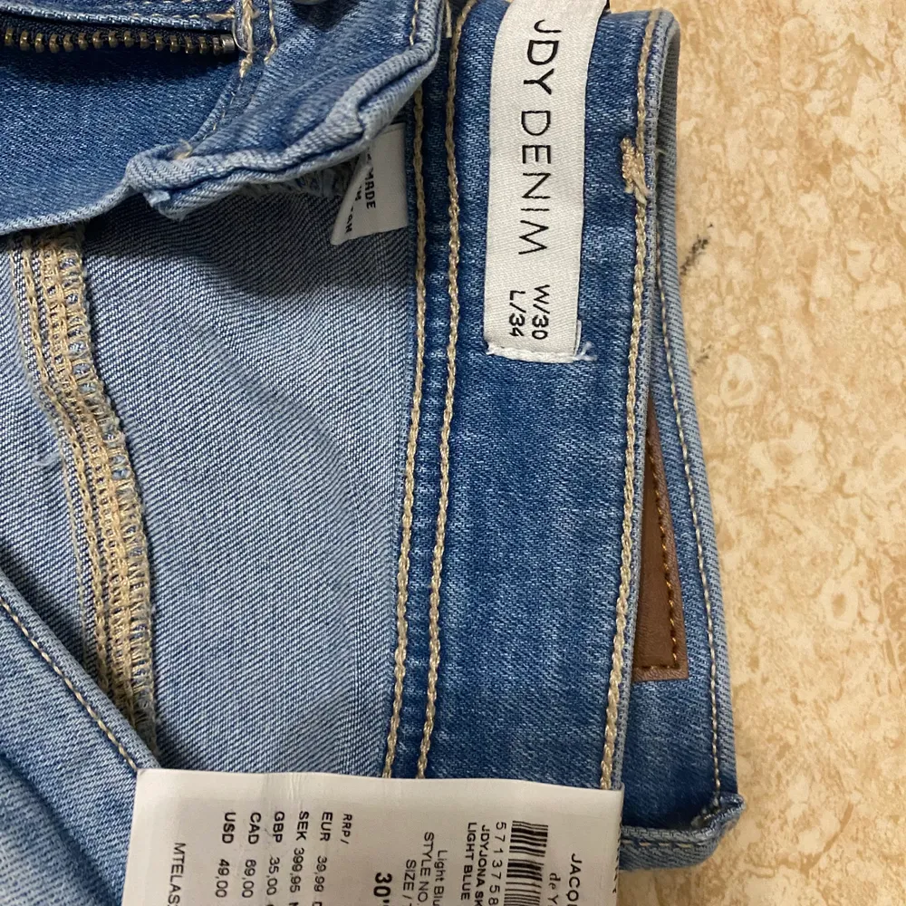 Säljer mina JDY Denim skinny high waist då dessa var för små för mig , endast testat dem men fick ej på mig dem, Nypris 399kr och har nu sett att dem är på rea för 189kr så 150kr är priset :). Jeans & Byxor.