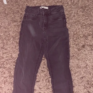 Jeans Molly mörk gråa  - Super fina tajta jeans som är högmidjade. Har sytt på blommor på fickorna på rumpan. Kostade 300kr 
