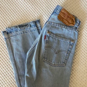Levi’s 501 - Säljer de perfekta straight leg Levi’s 501 jeansen eftersom de tyvärr blivit försmå. Storleken är 25;32 men skulle säga att de är väldigt små i storleken, snarare 23/24 i midjan. Skriv i chatten för fler frågor 😃⭐️💓 OBS! Jag köpte jeansen för 350kr exklusive fraktkostnad så jag säljer bara vid bra bud.  Fraktkostanden står du för💖