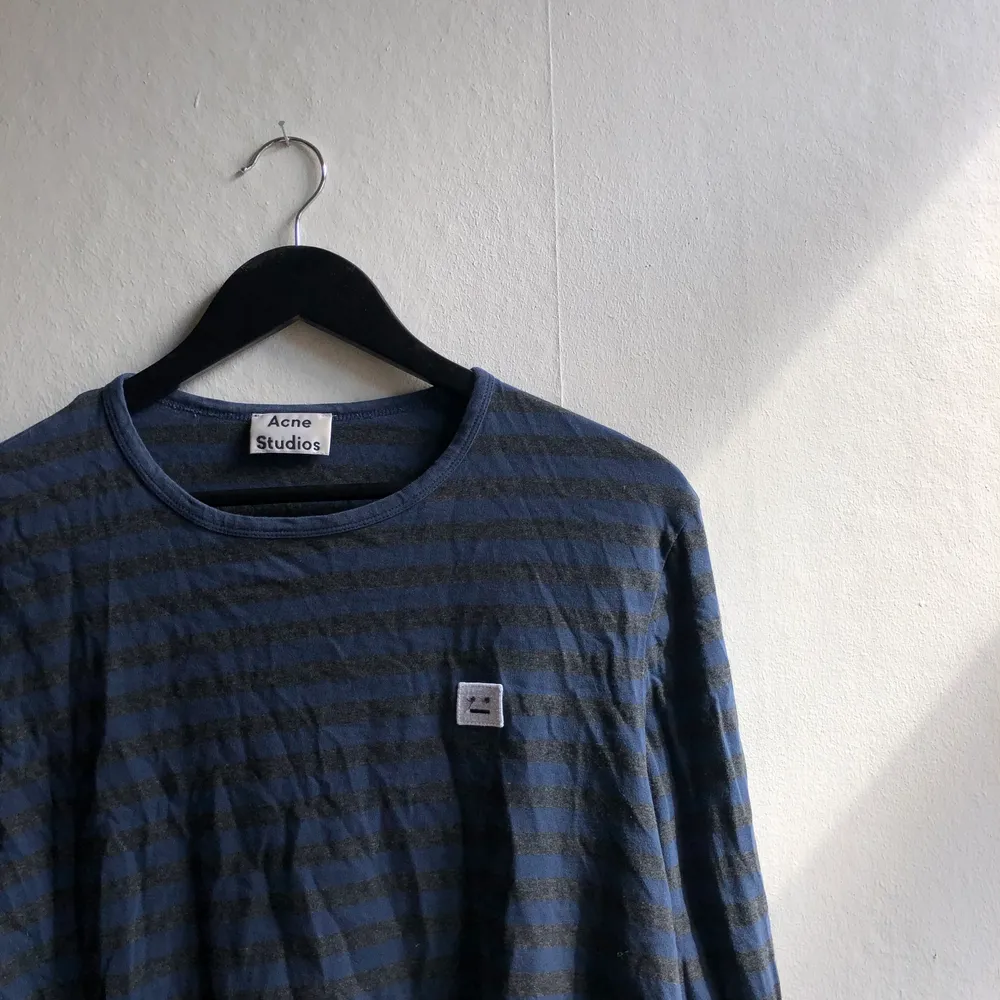 En randig Acne tröja i perfekt skick. Originalpris runt 2000kr. Öppen för förhandling av pris, storleken är L men sitter mer som en M. T-shirts.