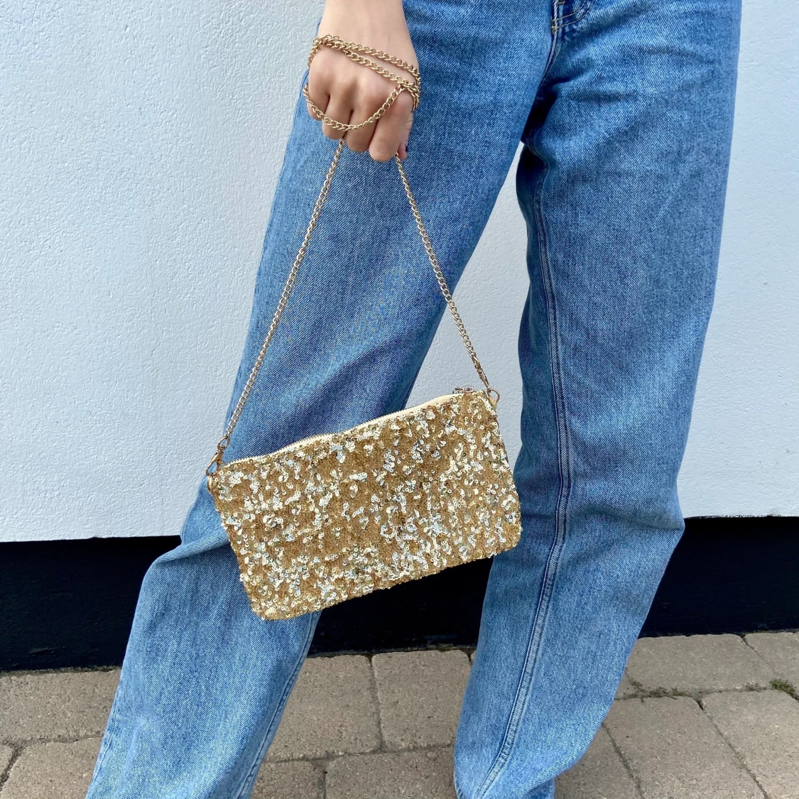 Guldig paljettväska