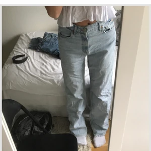 Zara jeans  - Säljer dessa jeans då dem tyvärr inte kommer till användning. Dem är i fint skick, inga tecken på användning eller så. Storlek 38 men skulle säga att dem passar 34-40 beroende på hur man vill att dem ska sitta💕