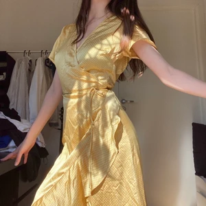 Neo Noir dress - lappen är inte kvar längre men klänningen ser ut samma som på bilderna. 🔴Kolla sista bild, det finns en rivning🔴 skriv till mig om du undrar något. 