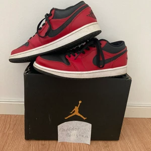 Nike air Jordan 1 low - Fått in dessa sjuka Nike air jordan 1s low, (gym red) strl:43 cond:9/10 liten skada på vardera sko där av priset priset kan diskuteras vid snabb affär☺️