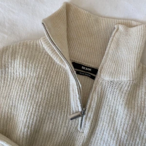 Sticka tröja🤍 - Stickad tröja med dragkedja i en offwhite/cream färg från bikbok. Något nopprig men annars fin🤍