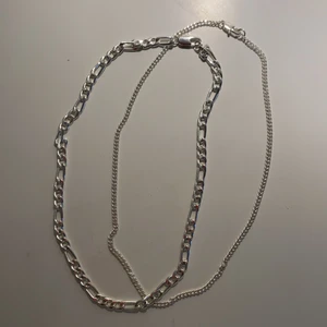 Halsband - Solvriga halsband, köp båda för 80kr, fraktar för 13kr, kontakta föe mer info!