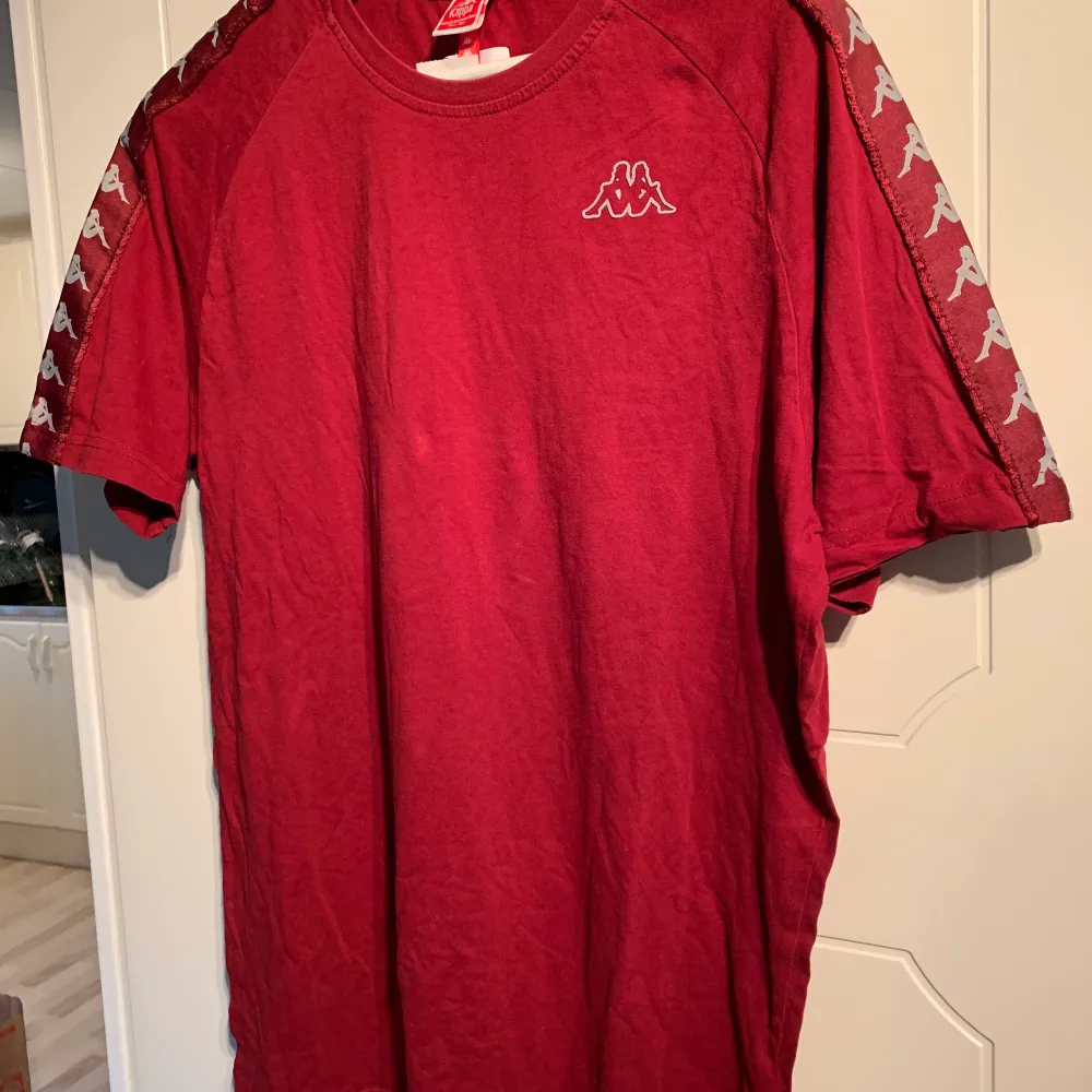 Röd kappa t-shirt som tyvärr inte kommer till användning. Är i storlek Xl men jag som vanligt vis använder s har haft denna som oversized T-shirt utan problem. Skulle säga att den är lite mer en L annars.. T-shirts.