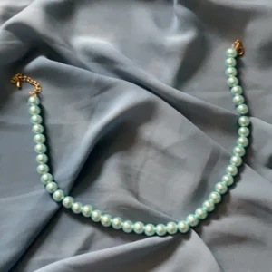 Gulliga handgjorda smycken!  - Super fina halsband! Finns också i mintgrön😍 55kr styck inlk    frakt💓