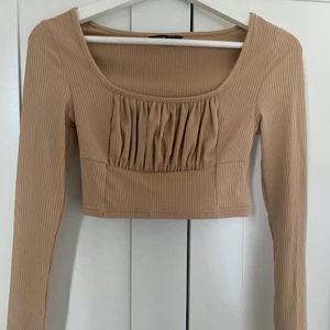 Beige tröja - Super fin tröja men tyvärr alldeles för liten för mig. Aldrig använt och är i väldigt bra material! Köpt i Strl S men sitter mer som en xxs/xs
