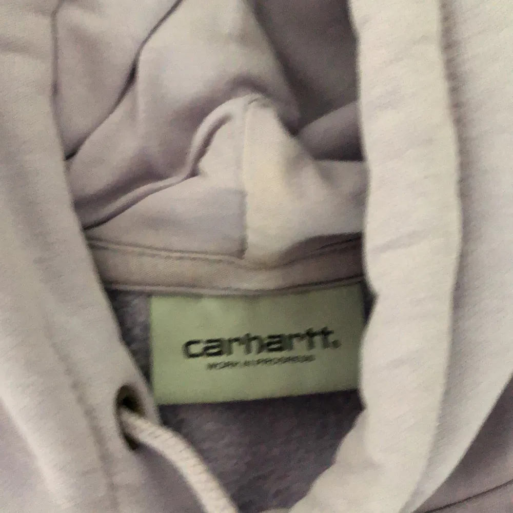 En lila carhartt hoodie köpt från Zalando. Den är helt ljuslila förutom ett carhartt märke nere vid ärmen. Köparen står för frakt.. Hoodies.