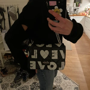 Love Moschino Bag - Love moschino väska som är i mycket bra skick! Säljer pga av att jag inte fått den till användning. Nypris: 3200kr Säljer däremd för: 1300kr Byter också gärna med en Zadig eller maje väska💘