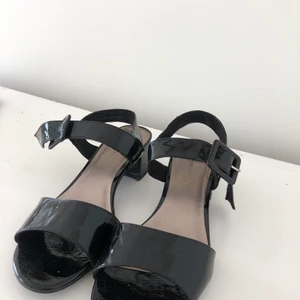 Sandaler (låg klack)  - Sandaler i sko storlek 39. Använda 3 gånger. 