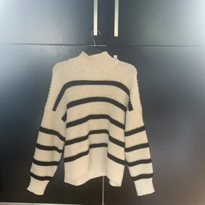 Randig stickad tröja från hm💕 - Knappt använd! Strl M så som en oversized xs/s 🥰nypris: 249 kr mitt pris: 149 kr